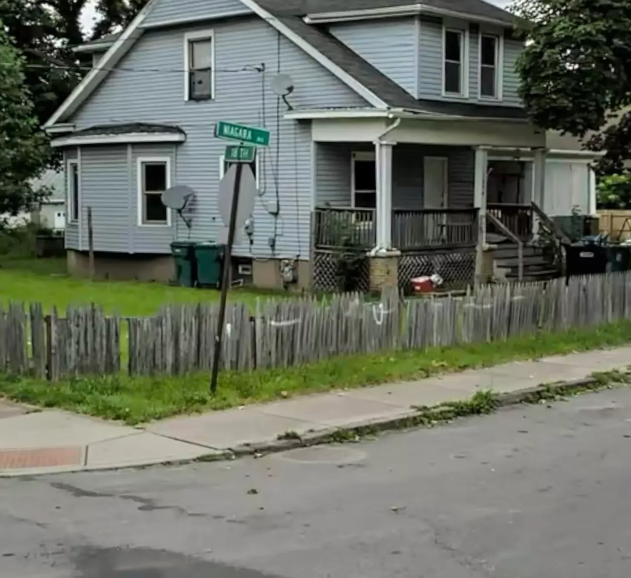 1806 Niagara Avenue - 1 W — Photo 1
