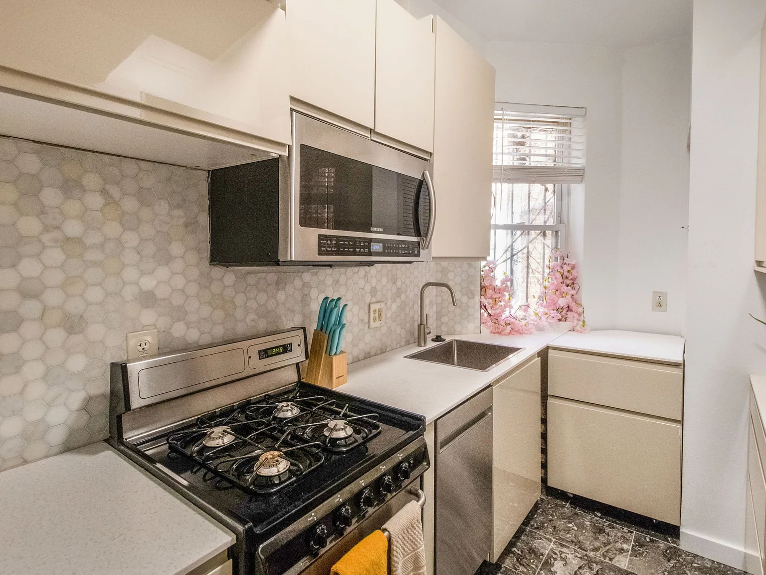 2 bed, 800 sqft, $2,695 — Photo 4