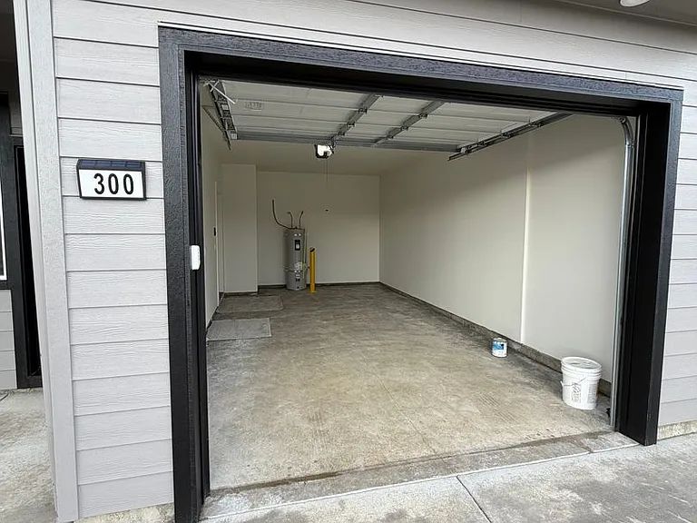 300 Seven Oaks Ln — Photo 9