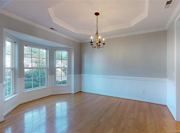 3rd image of 326 Dusk Dr