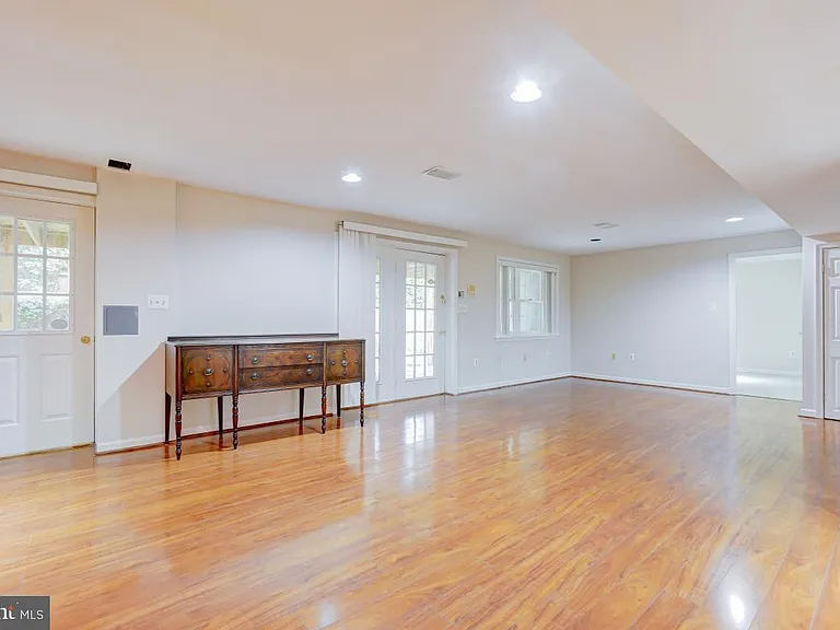 9548 Fox Hollow Dr — Photo 32