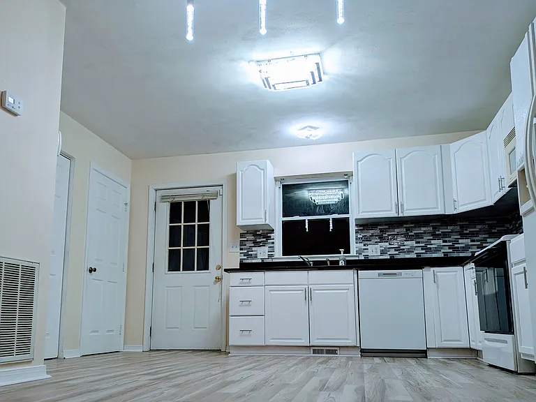 Kitchen without Island.