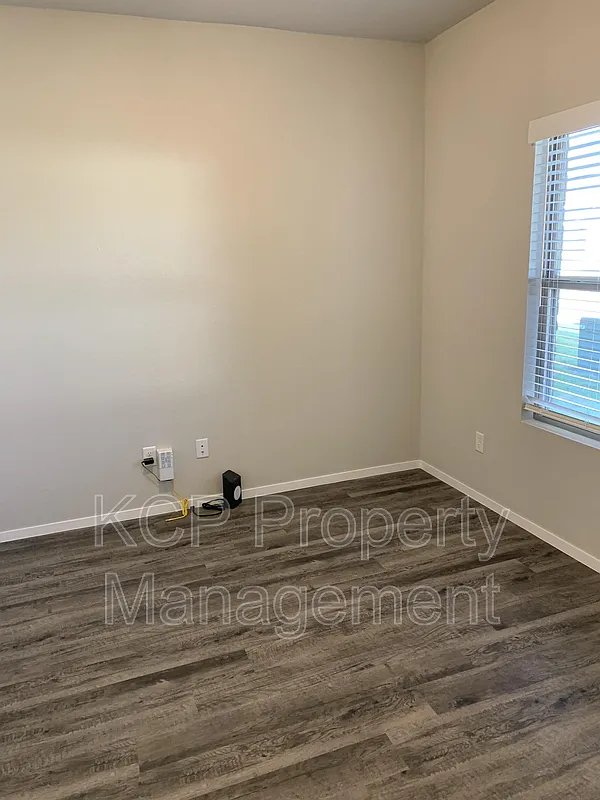 3 bed, 2.5 bath, 2200 sqft, $1,875 — Photo 4