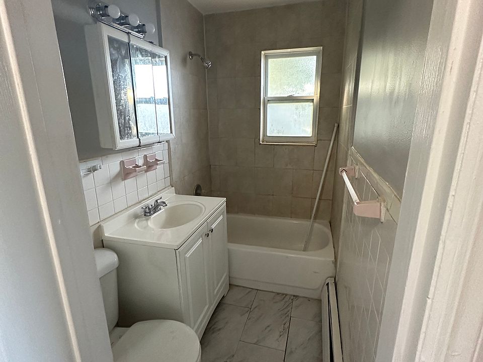 2nd image of 125 Maple Ave APT 10