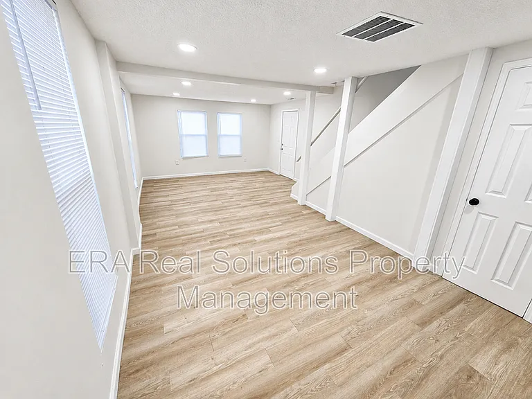126 S Oakley Ave — Photo 3