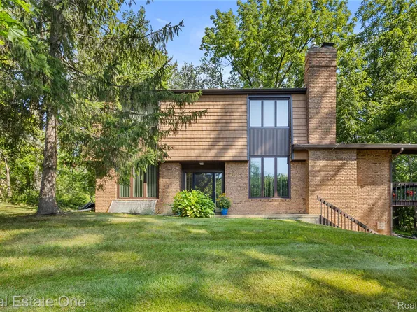 101 Wimberly Dr, Rochester Hills, MI 48306