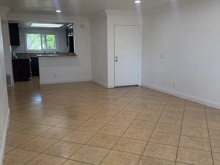 721 W 1st St #F103 — Photo 2