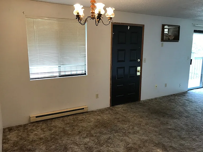 330 NE C St — Photo 3