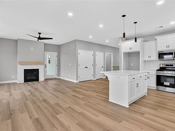 3rd image of 16232 Giorgia St