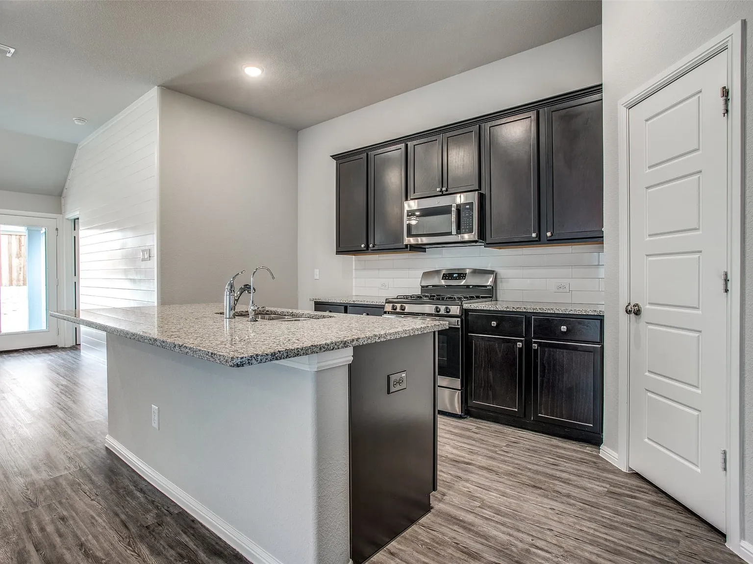 4 bed, 2.0 bath, 2011 sqft, $2,690 — Photo 4