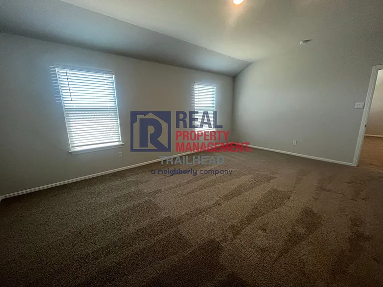 827 Peighton Dr — Photo 9