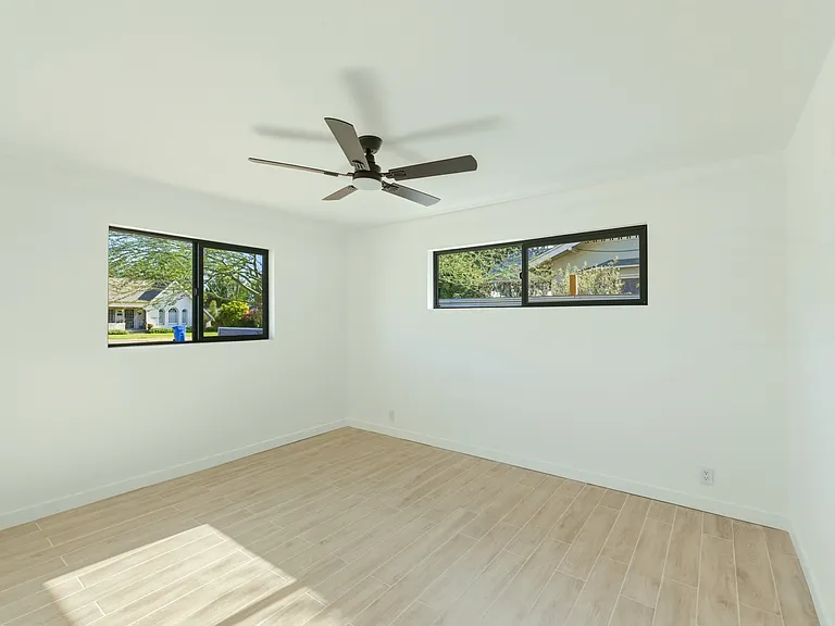 1438 E Sheridan St — Photo 16