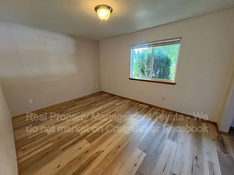 8390 Richmond Park Rd — Photo 12