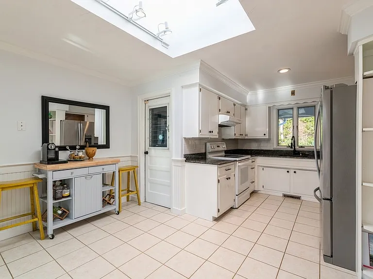 122 Pembroke Dr — Photo 4