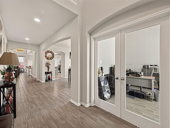 4th image of 1914 Walnut Green Cir
