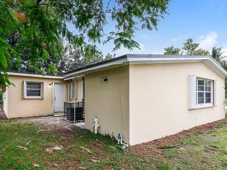 1608 NW 16th St — Photo 16
