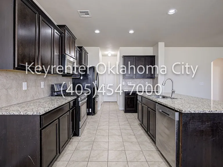 2409 Rosa Cir — Photo 13