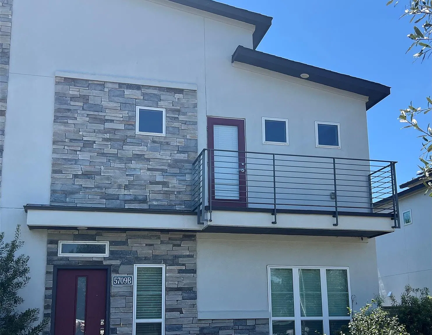 3 bed, 2.5 bath, 1840 sqft, $2,100 — Photo 1