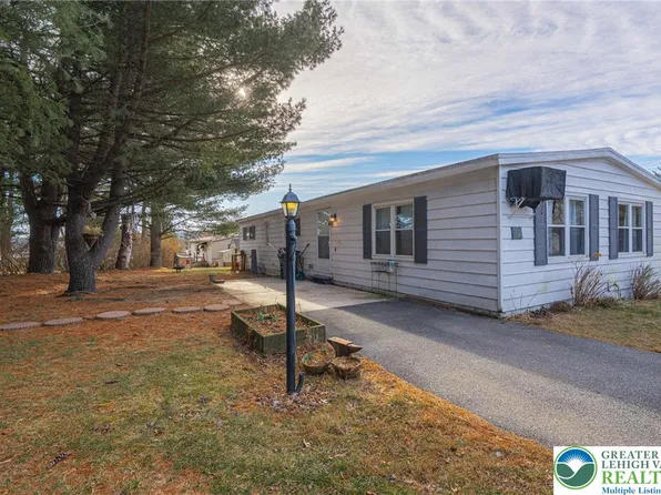 52 W Zimmer Dr, Walnutport, PA 18088