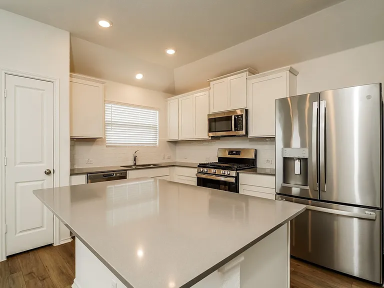 341 Madrid St — Photo 10