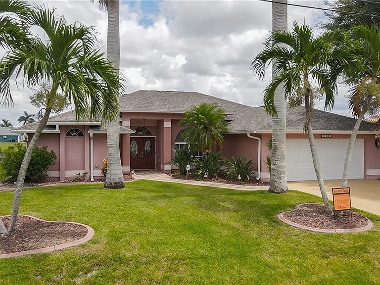105 SW 39th Pl — Photo 3