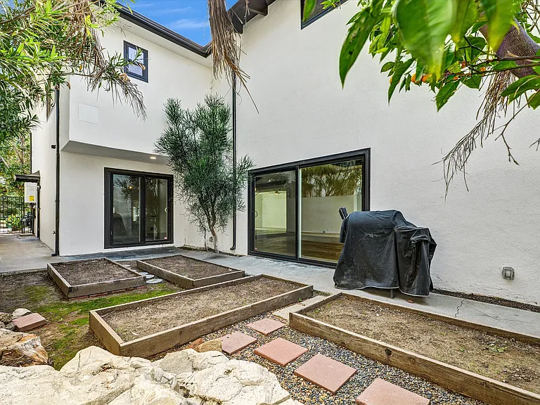Side yard with planters