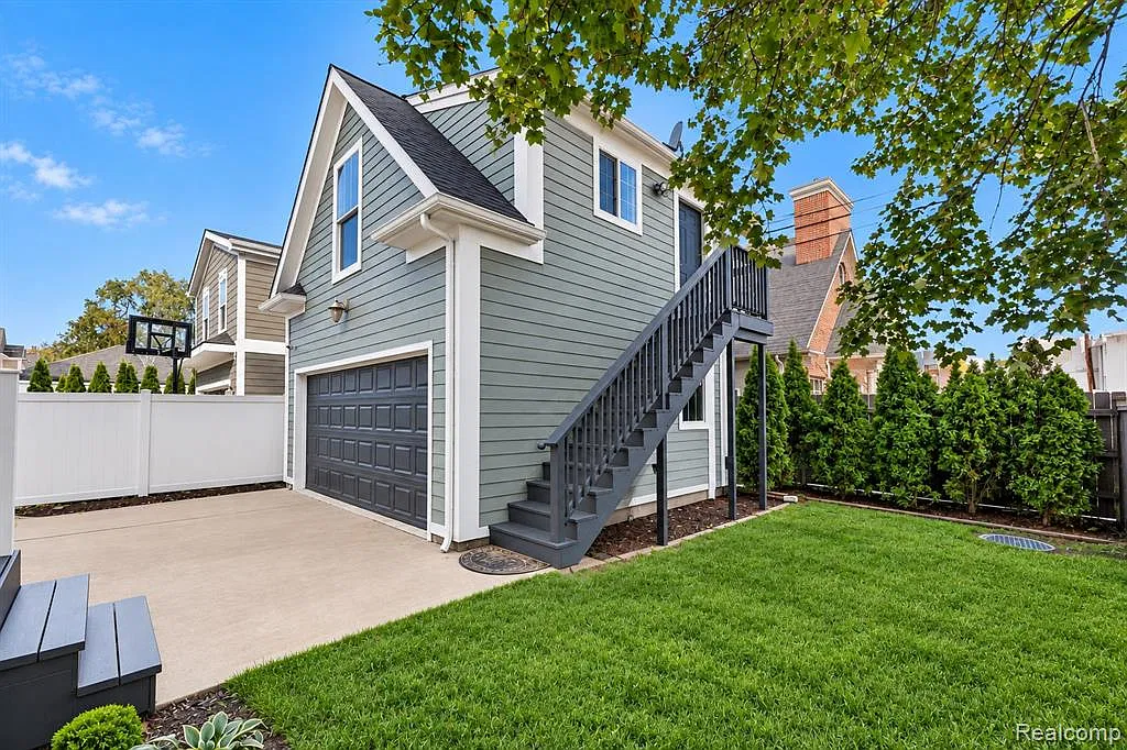 3 bed, 2.5 bath, 2382 sqft, $6,000 — Photo 2