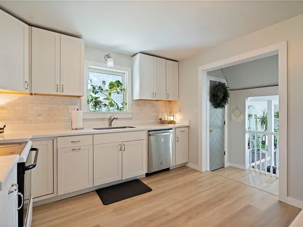 375 Trackside Dr, Peculiar, MO 64078