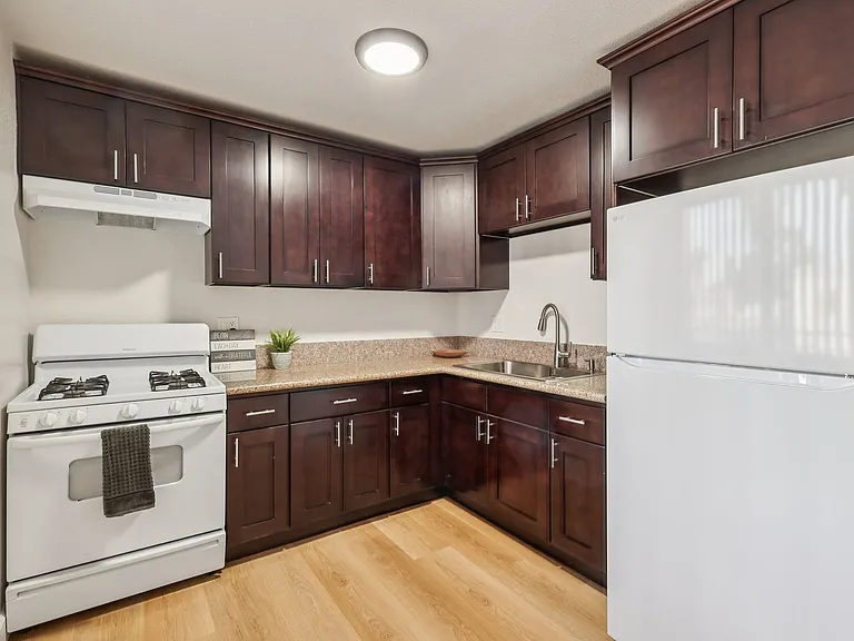 Bella Vista Apartments — Photo 31