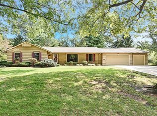 9427 Wenonga Rd, Leawood, KS 66206