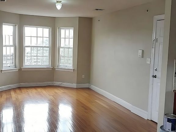 4th image of 315 John St #2