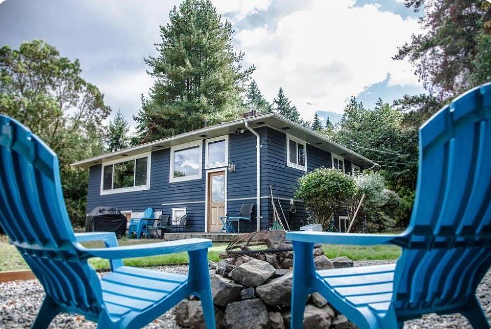 Stone outdoor fire pit