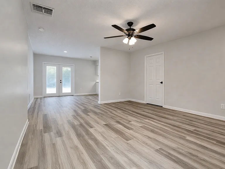 372 Jefferson Dr — Photo 2