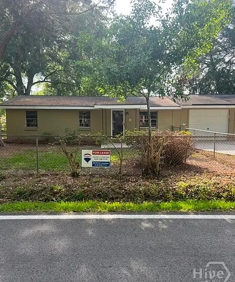 201 Oak St — Photo 1