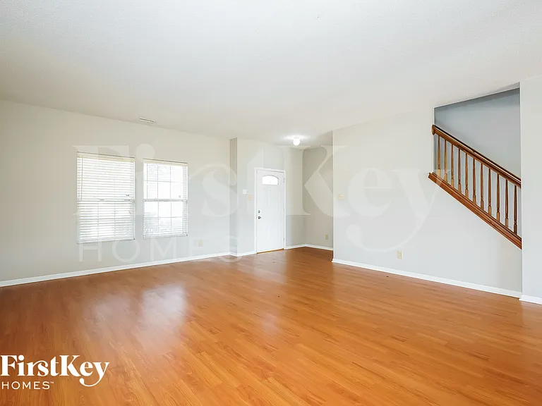 779 Heartland Dr — Photo 2