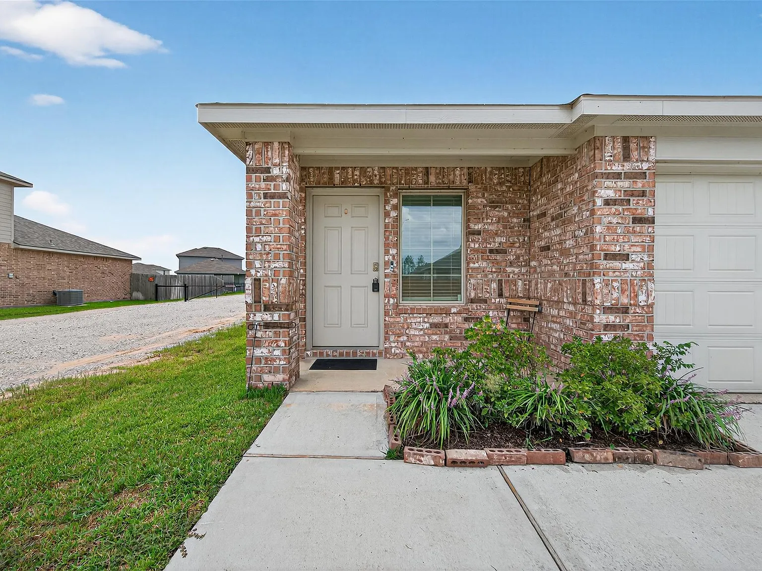 3 bed, 2.0 bath, 1556 sqft, $1,850 — Photo 3
