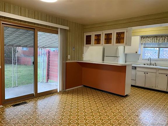 4th image of 32307 Beechwood Dr