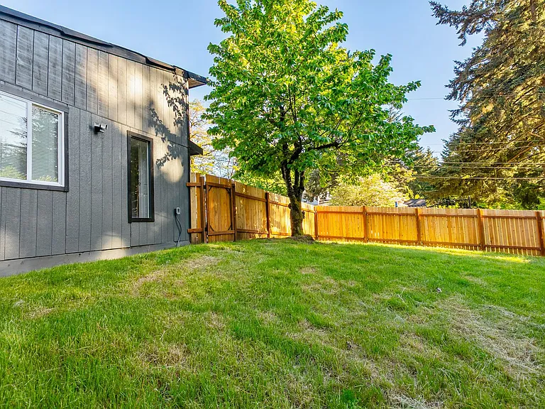 4919 Waller Rd E — Photo 14