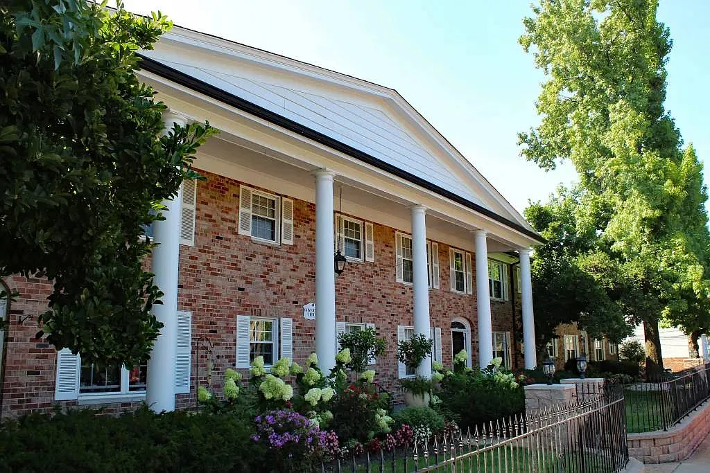 Colonial Village Apartments — Photo 3