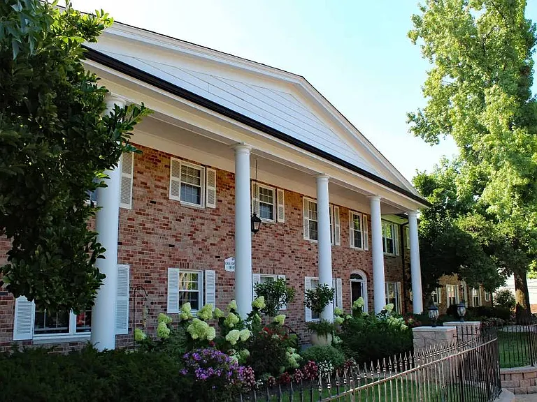 Colonial Village Apartments — Photo 3