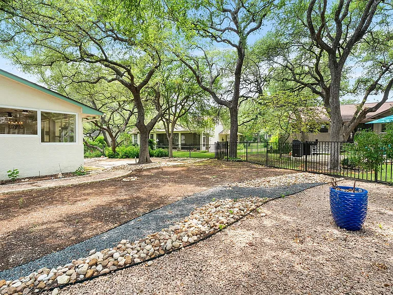 104 Bronco Cir — Photo 31