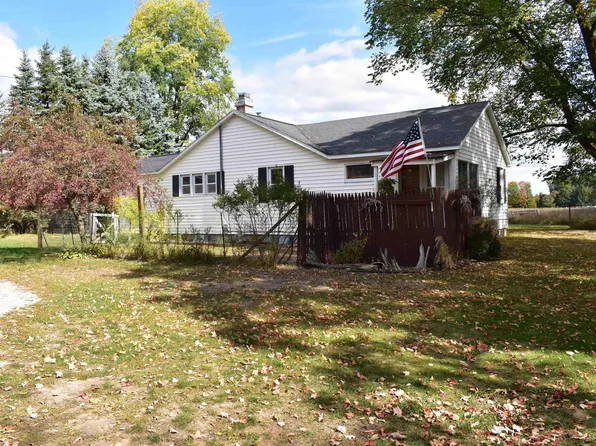 11052 Homestead Rd, Beulah, MI 49617