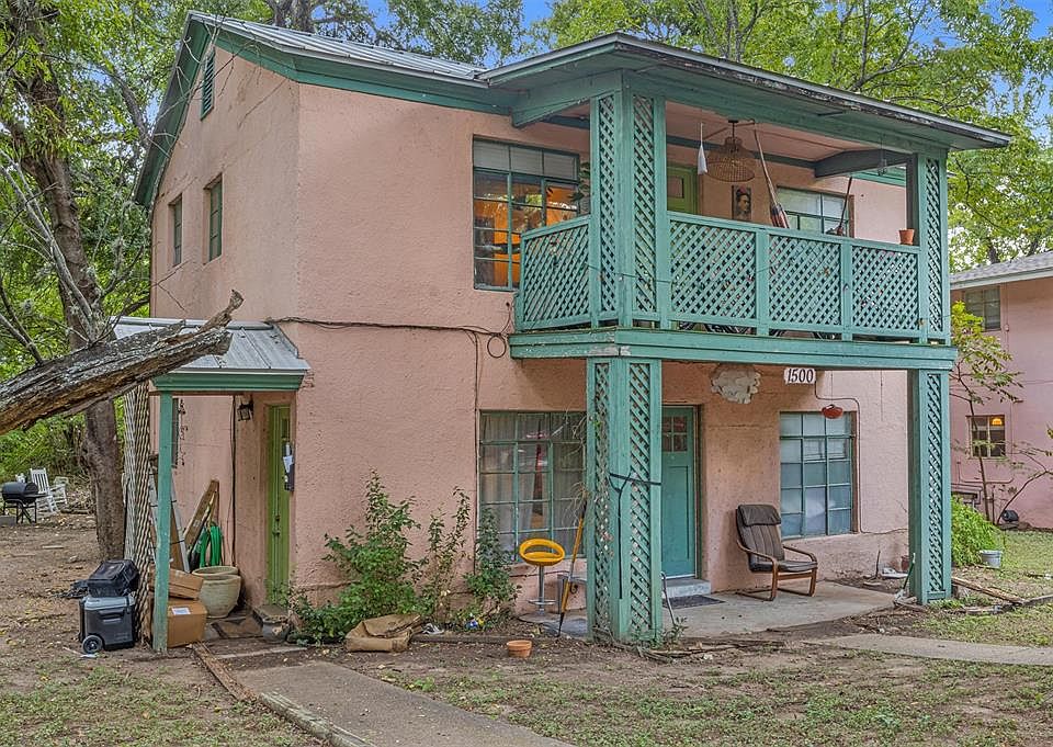 Entrance to Unit B is on the lefthand side of the house.