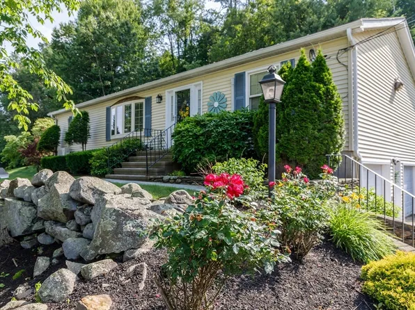 138 Country Ln, Leominster, MA 01453