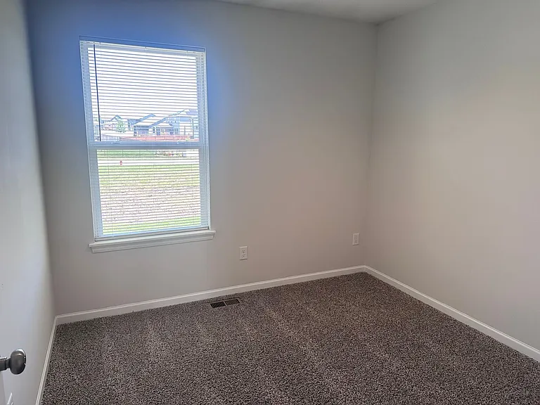 1542 NE Erin Ct — Photo 16