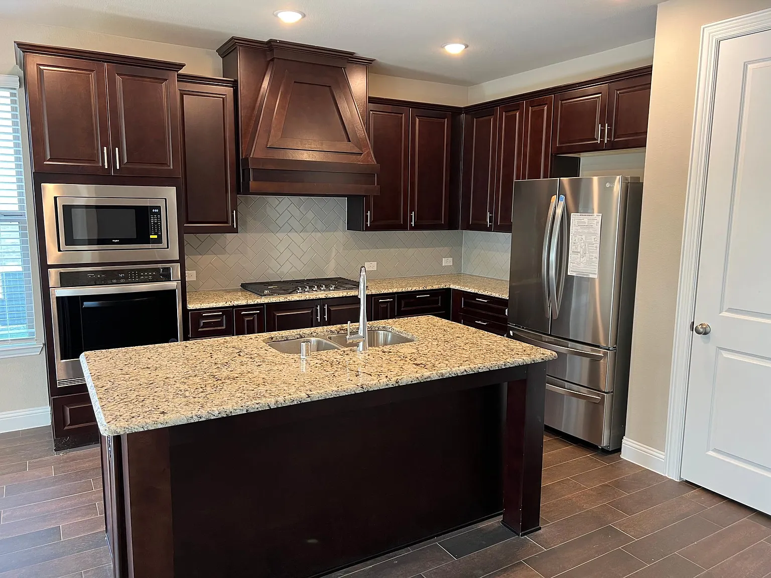 5 bed, 3.5 bath, 2633 sqft, $3,295 — Photo 3