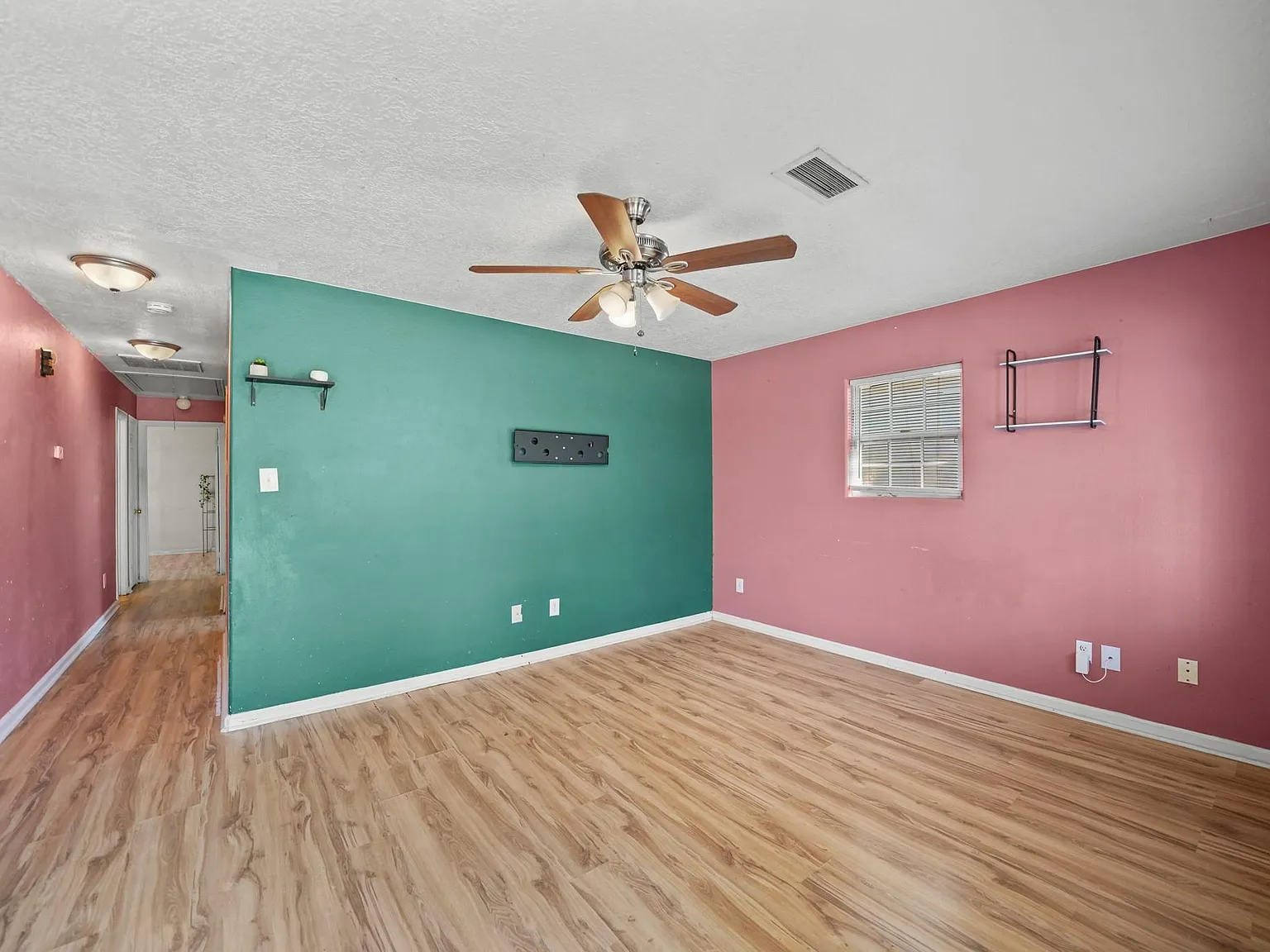 3 bed, 2.0 bath, 1048 sqft, $1,500 — Photo 2