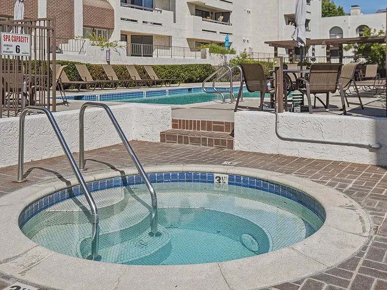 21620 Burbank Blvd #15 — Photo 29