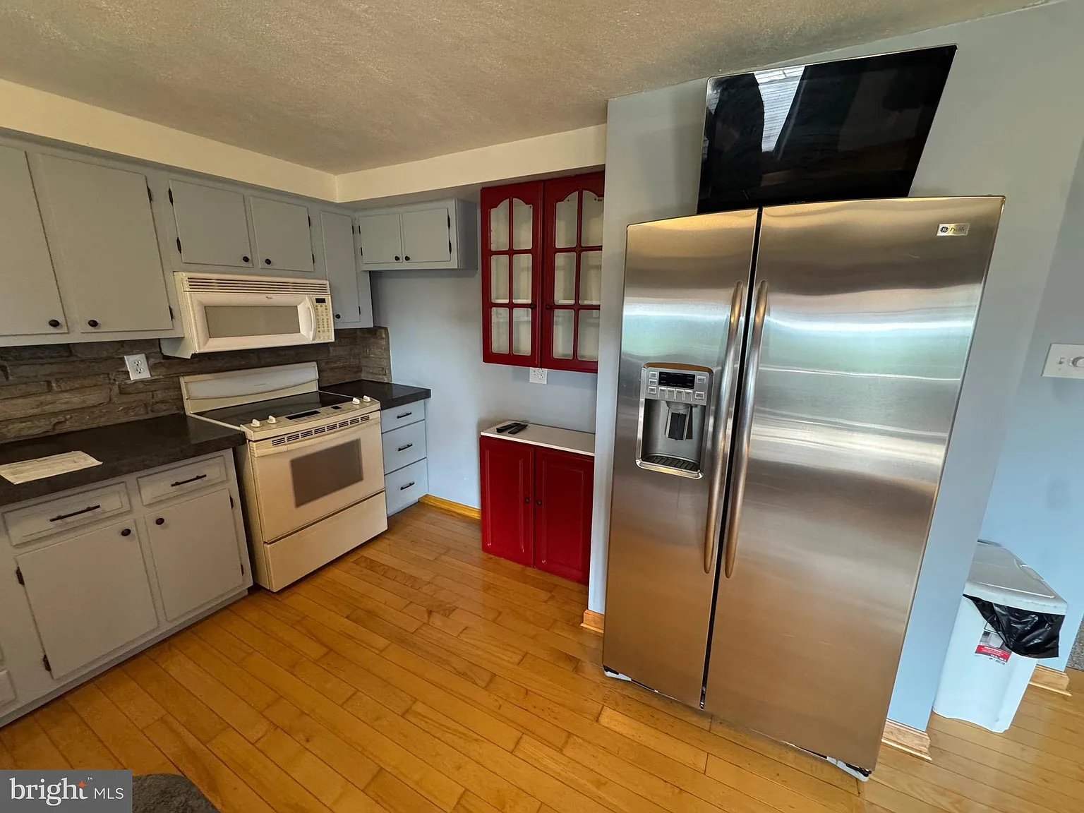 3 bed, 1996 sqft, $2,400 — Photo 4