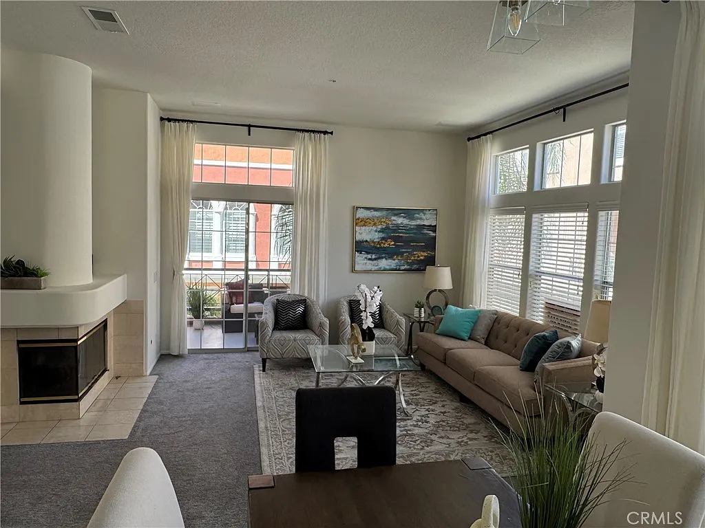 2 bed, 2.5 bath, 1347 sqft, $3,950 — Photo 3